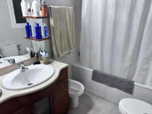 Piso 3 habitaciones en Banyoles: Baño con bañera