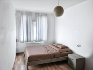 Piso 3 habitaciones en Banyoles: Dormitorio principal reformado